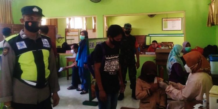 Berikan Rasa Aman, Babinsa Bersama Bhabinkamtibmas Dampingi Kegiatan Vaksinasi