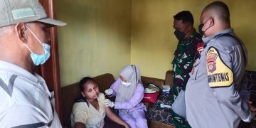 Tingkatkan Kekompakan, Babinsa dan Bhabinkamtibmas Laksanakan Pendampingan Vaksinasi di Wilayah