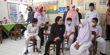 Didampingi Gibran, Puan Maharani Tinjau Vaksinasi Anak SD di Boyolali