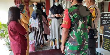 Cegah Penyebaran Covid 19, Babinsa Serma Supranoto Pendampingan Kegiatan Tracing di Wilayah Binaan
