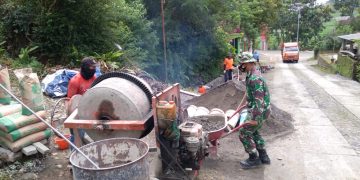 Pelda Paimin Pimpin Anggota Koramil 21/Bulukerto Laksanakan Karya Bakti Bantu Warga Perbaiki Saluran Irigasi