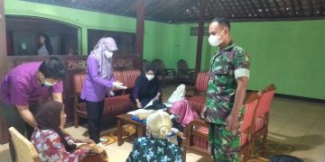 Babinsa Koramil 09/Giritontro Dampingi Vaksinator Laksanakan Vaksin Secara Door To Door