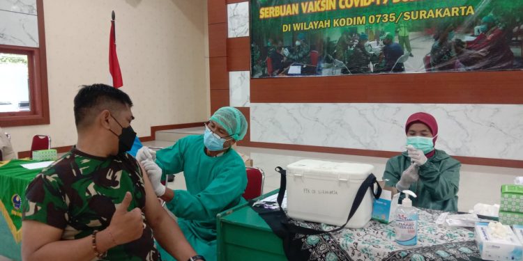 Dukung Program Pemerintah, Ratusan Prajurit Kodim 0735/Surakarta Terima Vaksin Booster