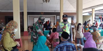 Berjalan lancar, Anggota Koramil 10/Wuryantoro dan Polsek Dampingi Vaksinasi Anak Serta Booster Untuk Lansia