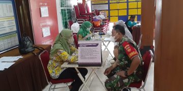 Jaga Kondisi Kesehatan Warganya, Babinsa Gandekan Laksanakan Pendampingan Posbindu