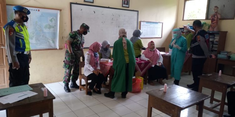 Anggota Koramil Bersama Polsek Jatisrono Dampingi Pengambilan Sampling Rapid Tes Antigen Di SDN 1 dan 2 Gunungsari