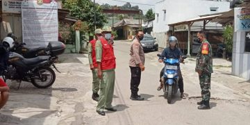 Babinsa Serka Sugeng Bersama Tim Gugus Tugas Tingkat Kelurahan Penengahan Laksanakan Patroli