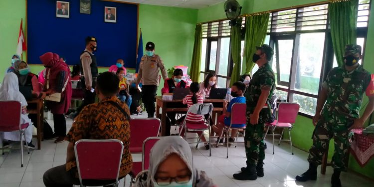 Murid SDN 1 Wuryantoro Terima Vaksin, Babinsa dan Bhabinkamtibmas Berikan Pendampingan