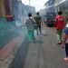Cegah Warga dari Penyakit DBD dan Malaria, Babinsa Serka Usmawan Bersama Pihak Terkait Lakukan Fogging