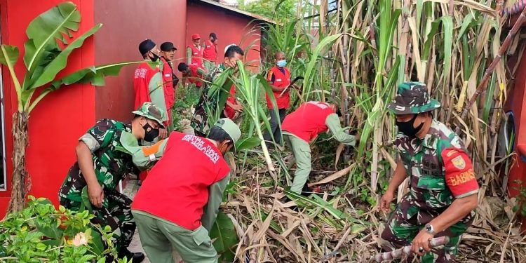 Pererat Silaturahmi, Koramil 410-03/TBU Bersama Polsek Ajak Komponen Masyarakat Gotong Royong Bersihkan Wihara