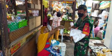 Babinsa Kelurahan Mojosongo Laksanakan Himbauan Prokes dan Bagikan Masker di Pasar Tradisional