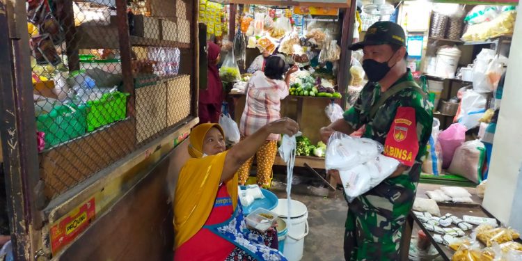 Babinsa Kelurahan Mojosongo Laksanakan Himbauan Prokes dan Bagikan Masker di Pasar Tradisional