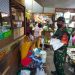 Babinsa Kelurahan Mojosongo Laksanakan Himbauan Prokes dan Bagikan Masker di Pasar Tradisional