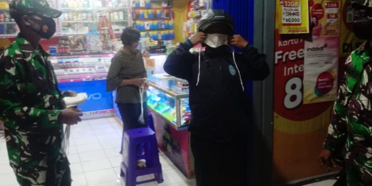 Kedapatan Warga Tidak Pakai Masker, Ini Yang Di Lakukan Babinsa Koramil Jatiroto