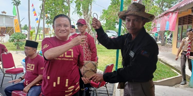 Ketua SMSI TuBaBa Berikan Cinderamata Kepada Wakil Bupati LamBar