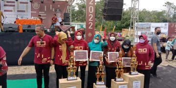 Bupati TuBaBa Berikan Hadiah dan Piagam di Acara HUT Kecamatan TBU