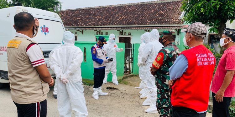 Babinsa Peltu Usep Bersama Bhabinkamtibmas Monitoring Pemakaman Jenazah Oleh Satgas Covid 19