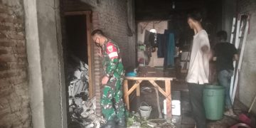 Babinsa Koramil 410-06/Kedaton Bantu Damkar Padamkan Api Kebakaran Ruko