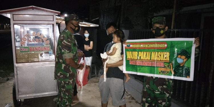 Pandemi Belum Berakhir, Koramil 04/Nguntoronadi Terus Berikan Himbauan Penerapan Protkes