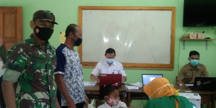 Babinsa Talesan Dampingi Tim Vaksinator Berikan Vaksin Kepada Murid SD