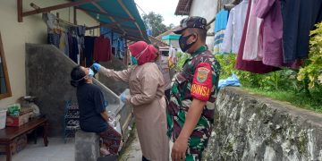 Peduli Warga, Babinsa bersama Bhabinkamtibmas Dampingi Surveilands Lakukan Tracing di Wilayah