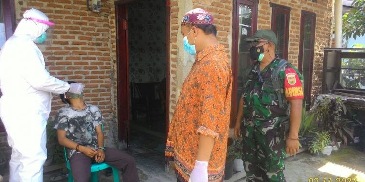 Babinsa Koramil 410-01/Panjang Dampingi Tim Tracer Lakukan Tracing di Wilayah Binaan