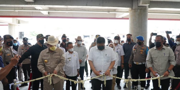 Umar Ahmad Bupati TuBaBa, Dampingi Erlangga Hartanto dan Arinal Djunaidi Resmikan Pasar Pulung