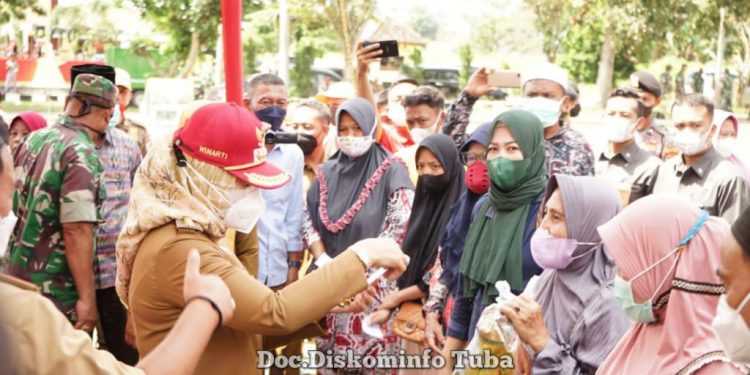 Bupati Winarti Operasi Pasar Minyak goreng di Kecamatan Menggala