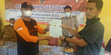 Masyarakat Kelurahan Dayamurni Menerima Pembagian Sertifikat PTSL Tahun Anggaran 2021