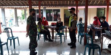 Kompak..!! Babinsa dan Bhabinkamtibmas Dampingi Vaksinasi Warga