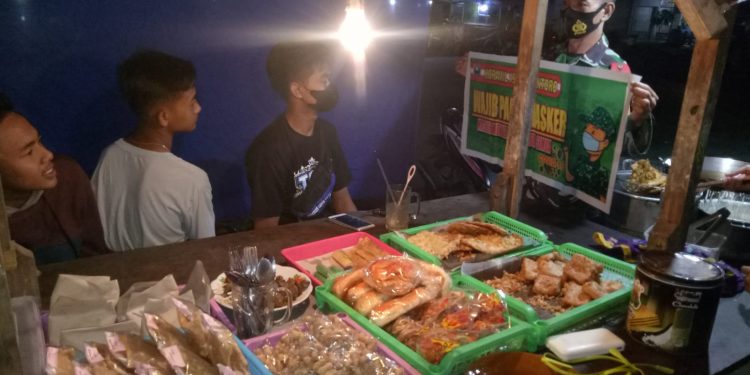 Terus Berikan Himbauan Protkes, Babinsa Koramil 19/Purwantoro Ajak Warga Selalu Pakai Masker