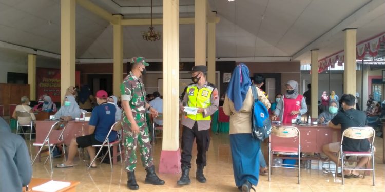 Dukung Penuh Kelancaran Vaksinasi, Babinsa Dan Bhabinkamtibmas Bersinergi Berikan Pendampingan