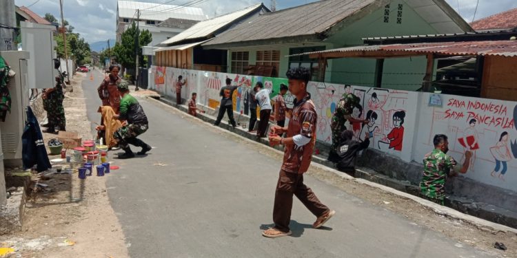 Anggota Koramil 410-01/Panjang Bentuk Kampung Pancasila dengan Metode Mural