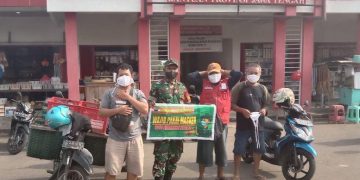 Sambangi Pasar, Babinsa Bagikan Masker Kepada Warga Dan Pengemudi Ojek