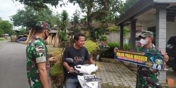 Hentikan Pengendara Tak Bermasker, Ini Yang Dilakukan Personil Koramil 24/Puhpelem