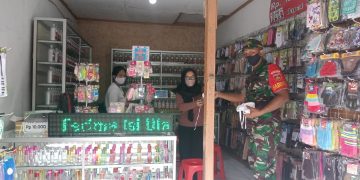 Babinsa Himbau Prokes Dan bagikan Masker di Wilayah Binaannya