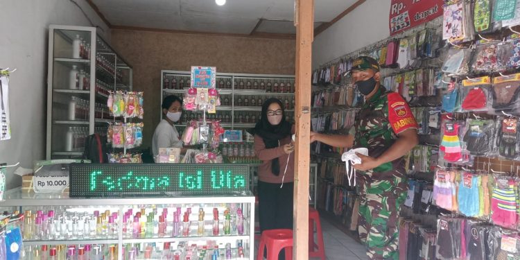 Babinsa Himbau Prokes Dan bagikan Masker di Wilayah Binaannya
