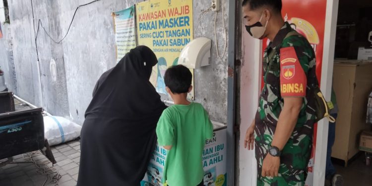 Sertu Widodo Punya Cara Tersendiri Dalam Menerapkan Prokes di Wilayah Binaan