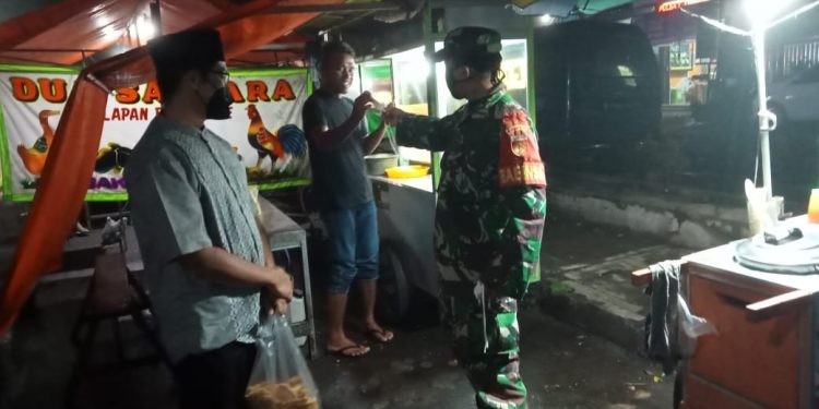 Tak Kenal Waktu, Babinsa Koramil 21/Bulukerto Berikan Himbauan Protkes Kepada Warga