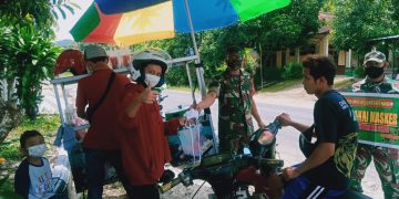 Tegakkan Disiplin Protkes, Babinsa Koramil 04/Nguntoronadi Ajak Warga Selalu Menggunakan Masker