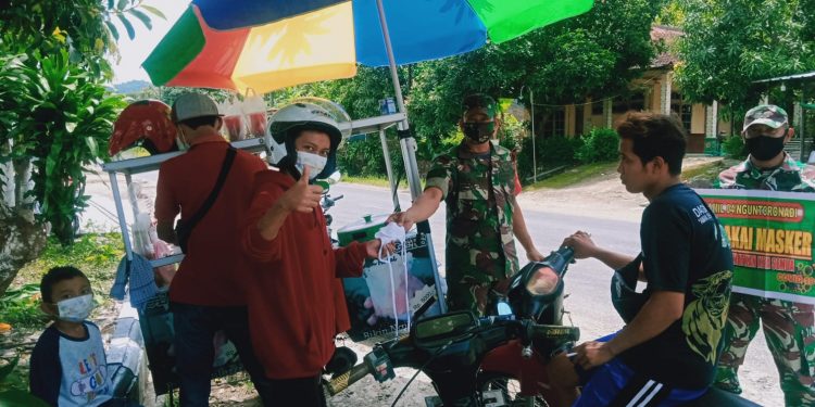 Tegakkan Disiplin Protkes, Babinsa Koramil 04/Nguntoronadi Ajak Warga Selalu Menggunakan Masker