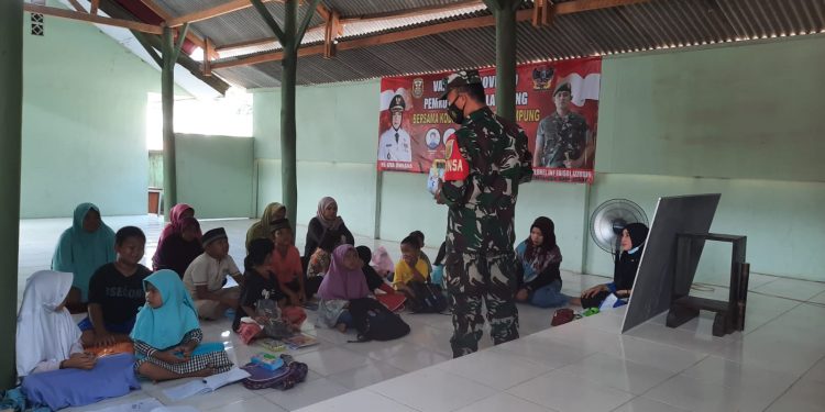 Babinsa Koramil 410-01/Panjang Tanamkan Nilai Pancasila Sejak Dini Untuk Anak-Anak di Wilayah Binaan