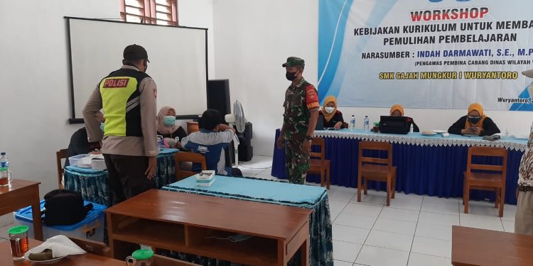 Sukseskan Program Pemerintah, Babinsa Dan Bhabinkamtibmas Dampingi Pelaksanaan Vaksinasi