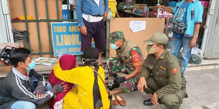 Sigap..!! Babinsa Bersama Linmas Bantu Warga Yang Mengalami Musibah