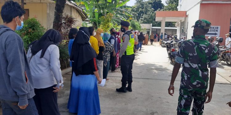 Babinsa Dan Bhabinkamtibmas Jatisrono Bersinergi Pantau Vaksinasi Booster Bagi Warga