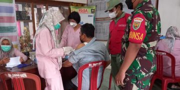 Babinsa Koramil 410-03/TBU dan Bhabinkamtibmas Pantau Kegiatan Vaksinasi di Wilayah Binaan