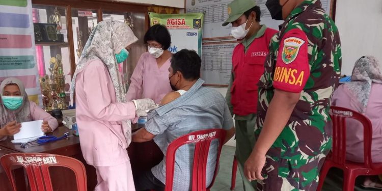 Babinsa Koramil 410-03/TBU dan Bhabinkamtibmas Pantau Kegiatan Vaksinasi di Wilayah Binaan