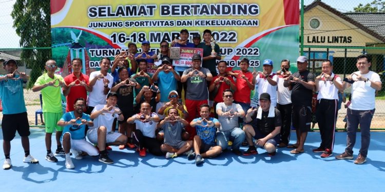 Kapolres Bersama Danlanud Serahkan Trofi dan Uang Pembinaan Untuk Juara Turnamen Tenis Bupati Cup 2022