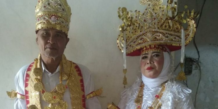 Ini Gelar Adat H Kamso dan Ibu Menik