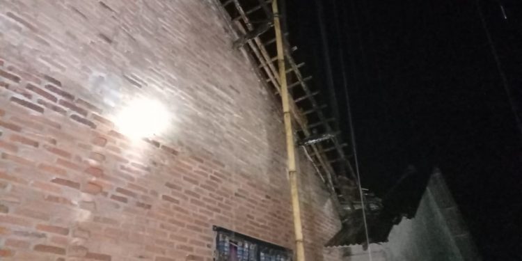 Angin Putih Beliung Terjang Rumah Warga TuBaBa